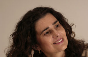 ИНТЕРВЈУ СА ВЕСНОМ РАДОВИЋ АУТОРКОМ НАГРАЂЕНЕ ЗБИРКЕ ПЈЕСАМА “МИЛОСТ ВЕЛИКЕ КИШЕ”