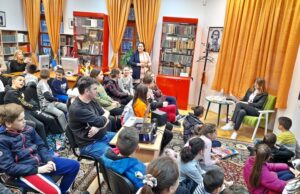 Дружење основаца са пјесником Соњом Падров Тешановић