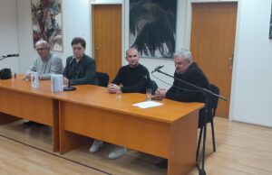 ПРЕДСТАВЉЕНА ЗБИРКА АФОРИЗАМА ЈОВЕ НИКОЛИЋА „ПУЦЊИ БЕЗ ОПОМЕНЕ“