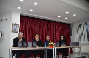 Зворник: Представљена књига “Поглед кроз курије очи”