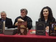 Knjiga „Jedinosušni“autora Nevena Milakovića predstavljena u Zvorniku-večeras u Bratuncu дејан спасојевић; невен милаковић и јелена зекић косановић