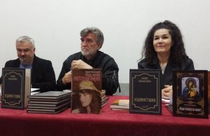 Knjiga „Jedinosušni“autora Nevena Milakovića predstavljena u Zvorniku-večeras u Bratuncu дејан спасојевић; невен милаковић и јелена зекић косановић