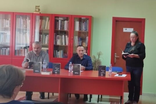 Сребреница: Одржана промоција романа ”Међа” и ”Поглед кроз курије очи” Младена Марковића Naslovna promocija u srebrenici